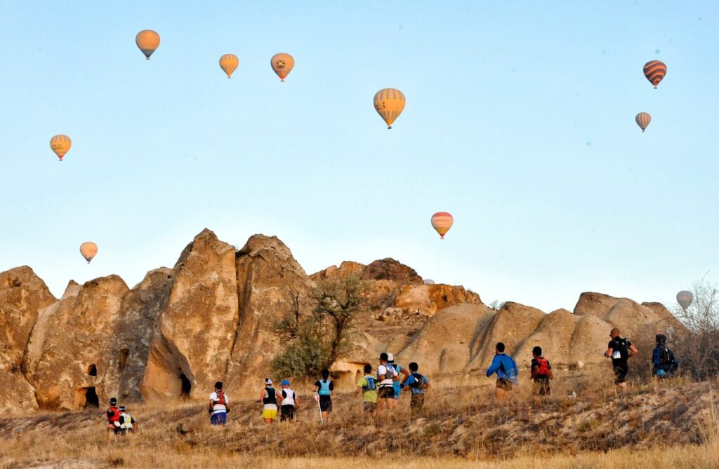 COUREURS-MONGOLFIERES